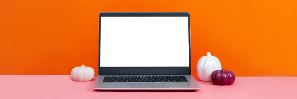 笔记本电脑放在桌子上，最小的秋天或秋天的装饰，橙色，季节性的商业概念图片下载