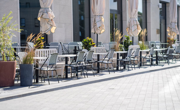 街上空无一人的咖啡桌，商家关门或开门的概念图片下载