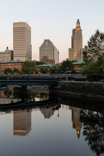 黄昏时分，普罗维登斯市中心的河边散步图片下载