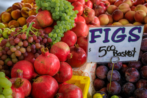 加州旧金山农贸市场上的新鲜葡萄、无花果和石榴图片下载