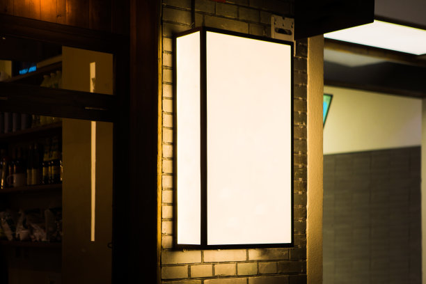 点亮灯箱和墙上的广告牌图片下载