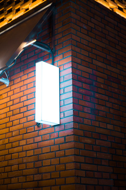 点亮灯箱和墙上的广告牌图片下载