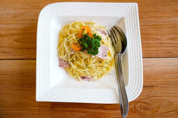 餐桌上的即食意大利面条的俯视图照片。图片下载