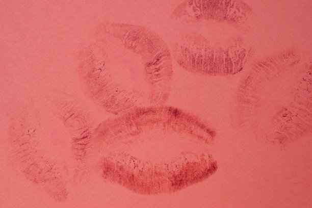 照片上印着红色的口红，亲吻着，美丽的红唇图片下载