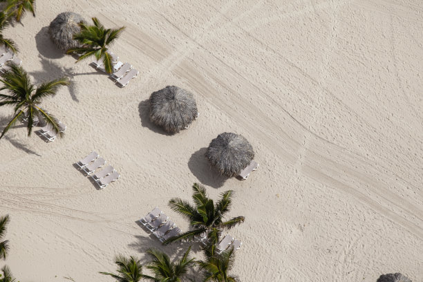 从空中俯瞰多米尼加共和国蓬塔卡纳美丽的加勒比海海滩图片下载