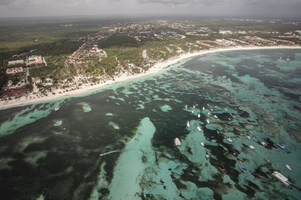 从空中俯瞰多米尼加共和国蓬塔卡纳美丽的加勒比海海滩图片下载