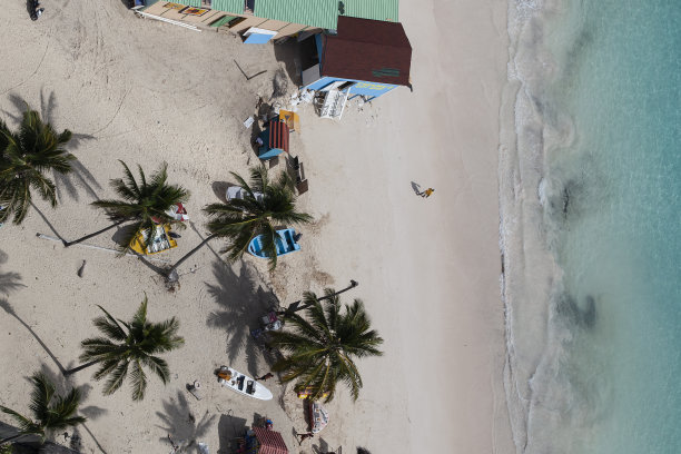 从空中俯瞰多米尼加共和国蓬塔卡纳美丽的加勒比海海滩图片下载