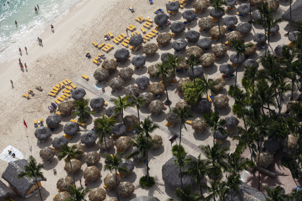 从空中俯瞰多米尼加共和国蓬塔卡纳美丽的加勒比海海滩图片下载