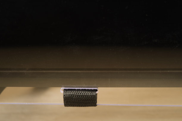 电视屏幕保护玻璃。防止孩子弄坏电视屏幕的保护。图片下载