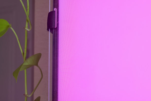 电视屏幕保护玻璃。防止孩子弄坏电视屏幕的保护。图片下载