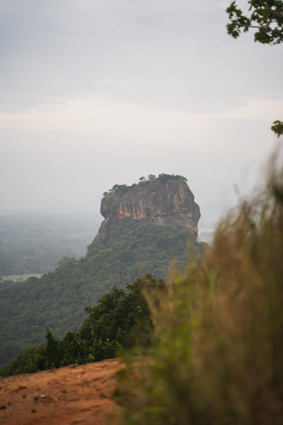 在Pidarangula岩拍摄的锡吉里亚狮子岩朦胧而忧郁的早晨照片图片下载