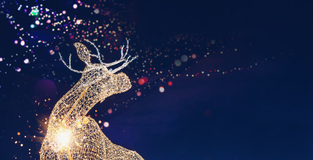 模板与照亮驯鹿雕塑火花和灯的冬季假期图片下载
