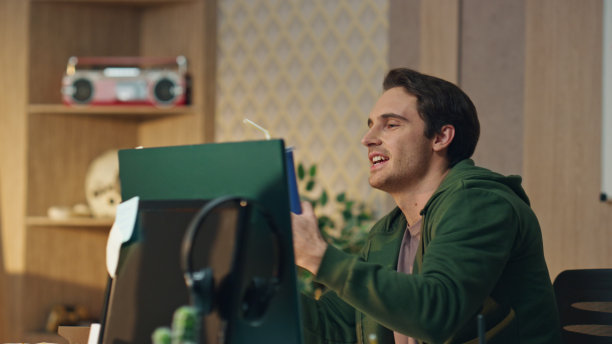 微笑的商人在午餐时喝可乐吃披萨特写。享受美食的男人图片下载