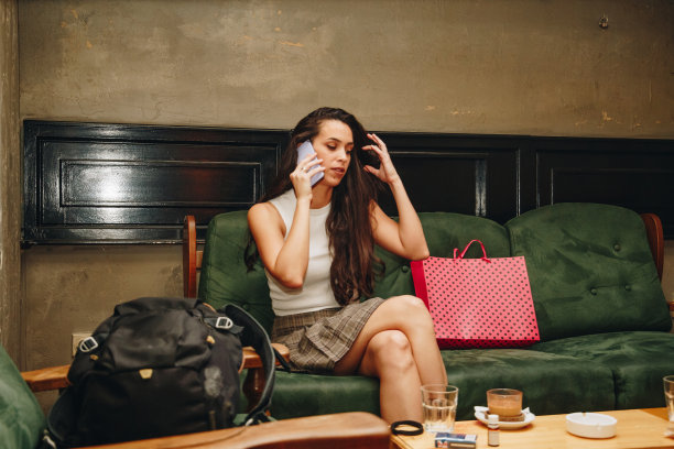 在咖啡馆的股票照片中打电话的女人图片下载