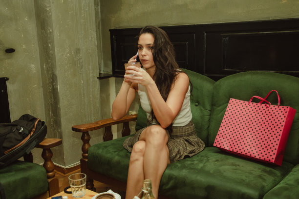 在咖啡馆的股票照片中打电话的女人图片下载