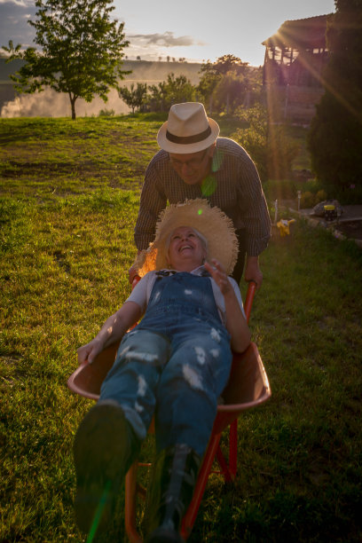 快乐的老年夫妇玩独轮车图片下载