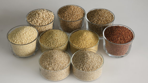 一张图片显示了所有9个小米。碗里盛满了小米，排列成花卉图案图片下载