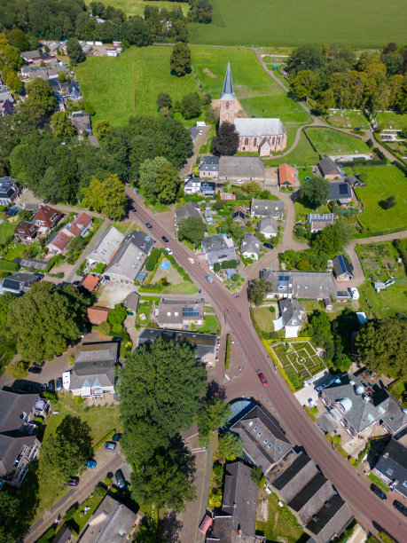 荷兰阿森附近的小镇罗尔德和雅各布教堂的航拍照片图片下载