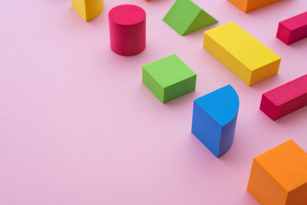 一套彩色几何立方体或块玩具粉红色的背景与复制空间。图片下载