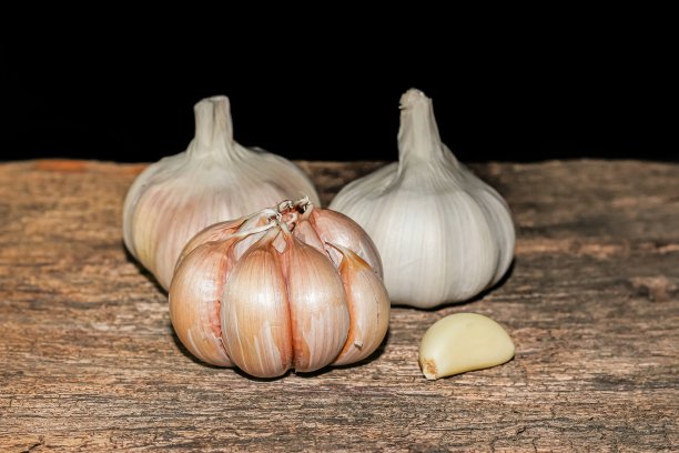 照片特写风格与大蒜在旧木头。图片下载