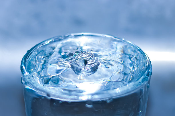 蓝色背景的玻璃上的水滴的图片。图片下载