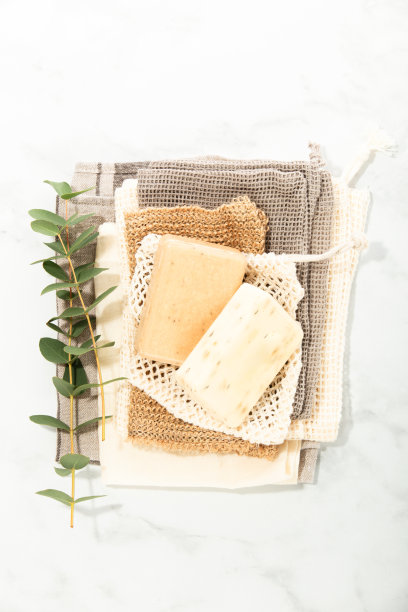 灰色背景的环保个人护理产品俯视图照片图片下载