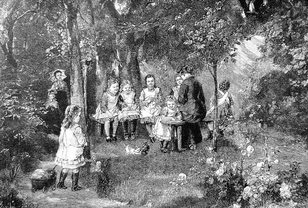 田园诗般的玫瑰盛开期间，妈妈在树下看书给孩子们听图片下载