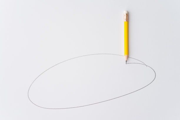 用黄色铅笔在白纸背景上写直线椭圆形圆圈。图片下载