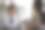 一名女妇科医生在诊所的办公桌前向她怀孕的病人解释超声波图片图片下载