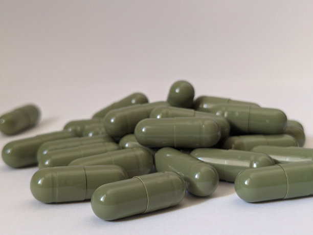 药物;彩色药丸，透明胶囊，反射镜面，红色，绿色库存照片
采购产品生物技术，紧急情况，避孕药，胶囊药物，化疗药物图片下载