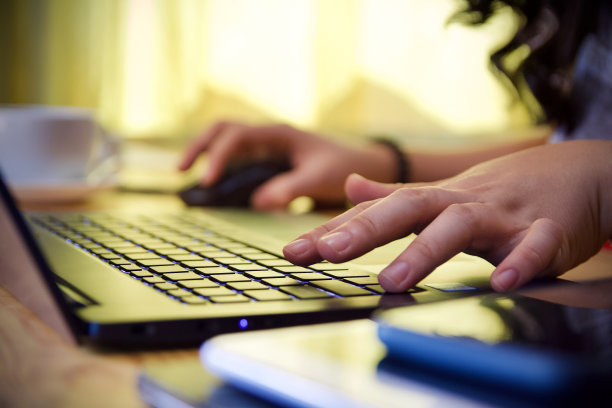 女人使用笔记本电脑，早上喝热咖啡杯图片下载