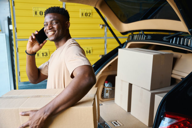 好心的非裔美国人在卸汽车后备箱图片下载