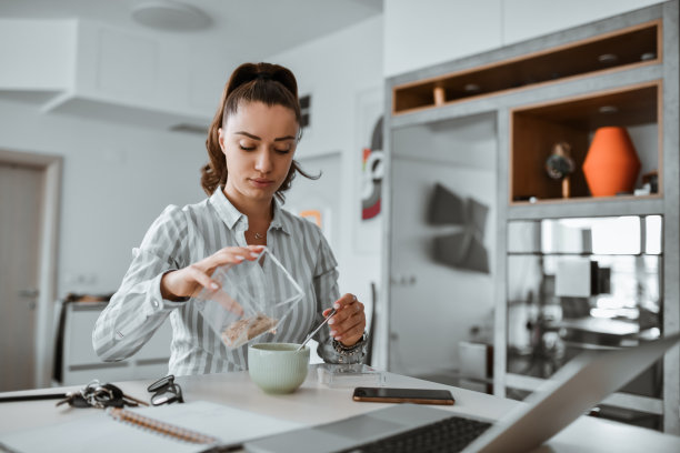女社交媒体经理在家工作时给自己做燕麦片图片下载