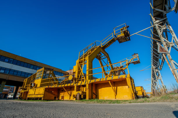 拆卸黄色巨型起重机图片下载