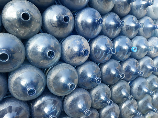 堆放整齐的空水桶，以零售商店小贩为背景模板图片下载