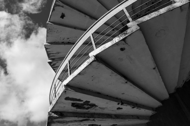 邋遢的螺旋梯在多云的天空下，抽象的建筑照片图片下载