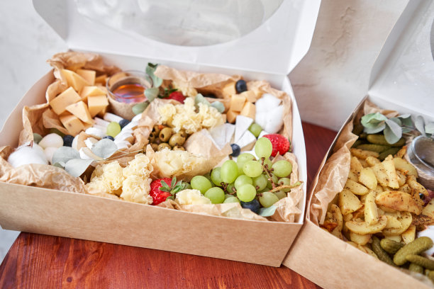 送餐或野餐的概念。聚会或野餐时的美味小吃。肉和奶酪。意大利式宴会。高质量照片图片下载