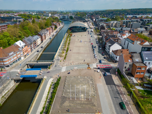 摄于2023年5月1日，比利时弗拉芒布拉班特地区的哈雷。在一个阳光明媚的春日，从空中俯瞰哈雷市的火车站和海上运河。高质量照片图片下载