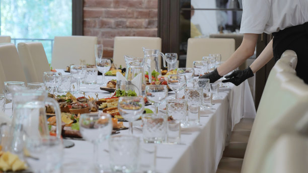 自助餐在室内。餐饮业务服务员。在餐厅或酒店的宴会桌上吃开胃菜。餐桌上的小吃，餐饮理念。图片下载
