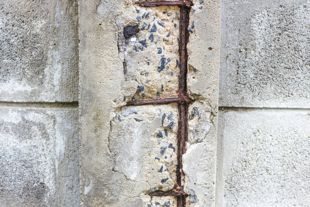 照片显示，建筑水泥破碎，钢铁在里面生锈。图片下载