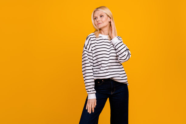 照片漂亮的高级女士模特摆姿势宣传她的新衣服孤立明亮的颜色背景图片下载