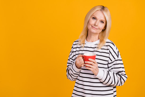 照片的老年妇女持有饮用芳香热巧克力与新鲜的高品质豆子隔离光泽背景图片下载