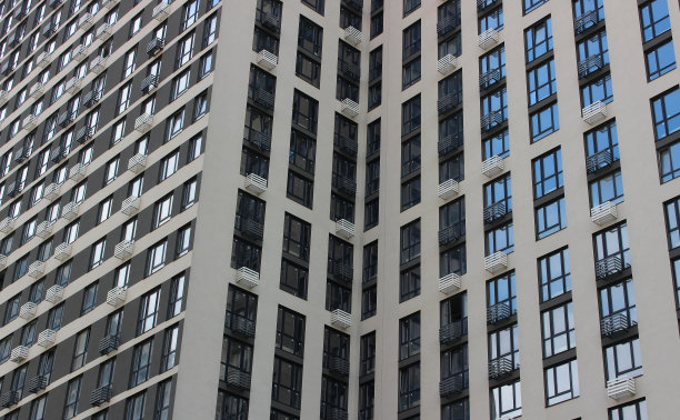 相同的窗户和阳台的新高层公寓股票照片为城市背景图片下载