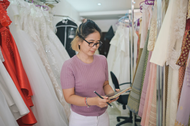 兼职工作是她收入的另一个来源图片下载