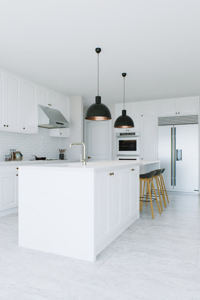 白色厨房，配有岛台，酒吧凳，冰箱和所有必要的电器。高科技风格的厨房设计。三维渲染图片下载
