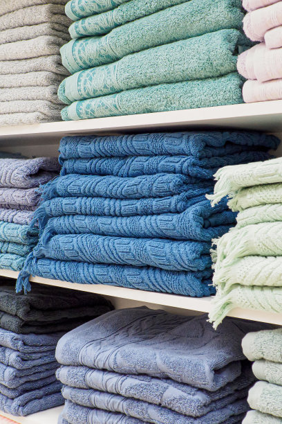 一叠新毛巾。纺织工业。浴室配件。零售贸易图片下载