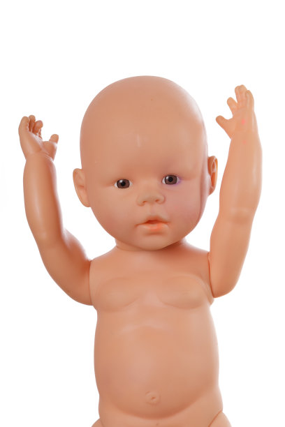 一只手举着的娃娃的图片。这张图片可以用于各种目的，例如说明儿童发展，展示玩具收藏，或代表天真和顽皮。图片下载