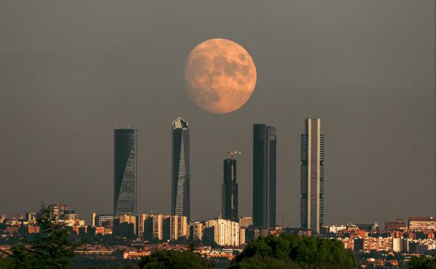 西班牙马德里的四塔商业中心。以满月为中心的建筑。月亮在四座塔之间图片下载