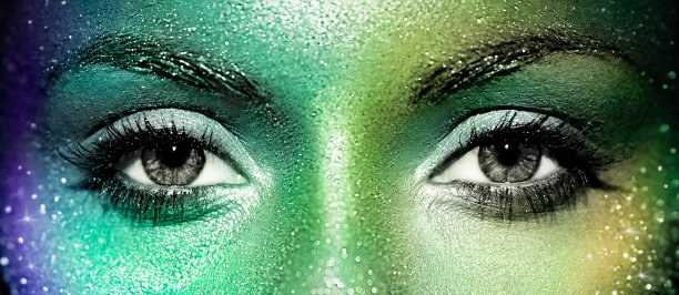 美丽的女性眼睛，脸上闪烁着光芒图片下载