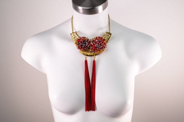 独特的美丽的项链上的女人一个白色的人体模型，复古珠宝的概念，宣传照片为网上珠宝店图片下载